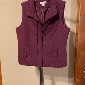 Ladies quilted vest in very good condition. Slant pockets